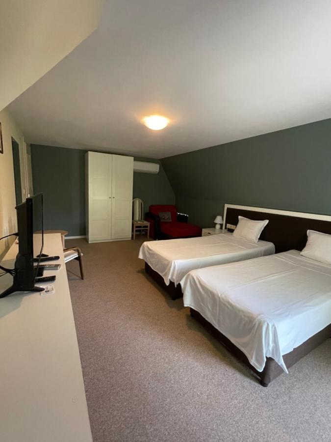 Family Hotel Garden Kurdzhali ภายนอก รูปภาพ